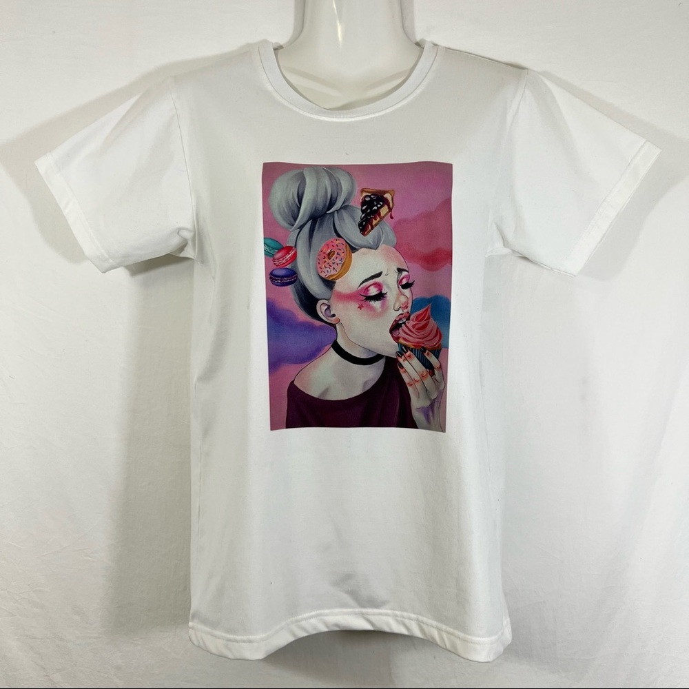 White t-shirt with print girl cupcake